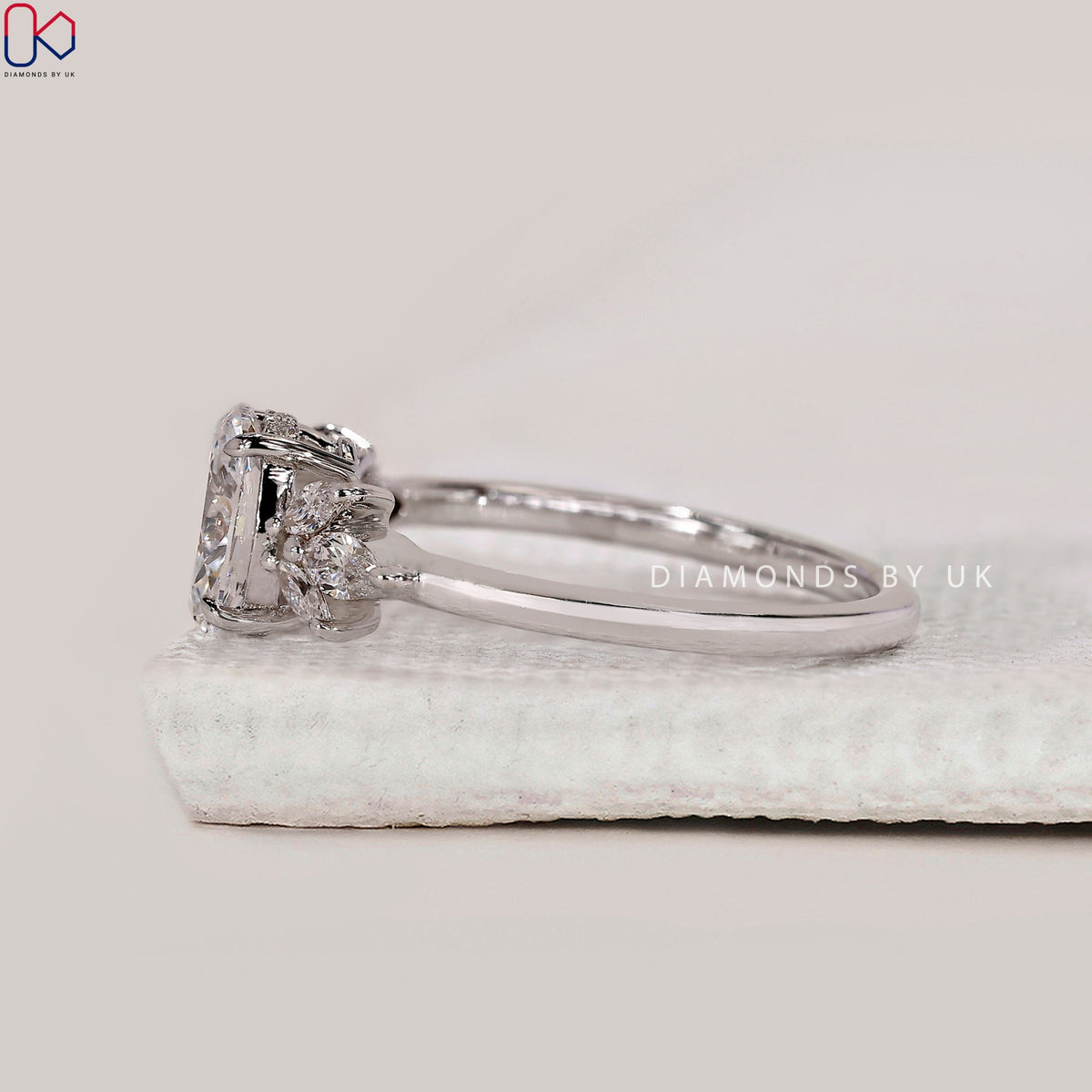 Oval Cut Diamond Ring With Muse Setting