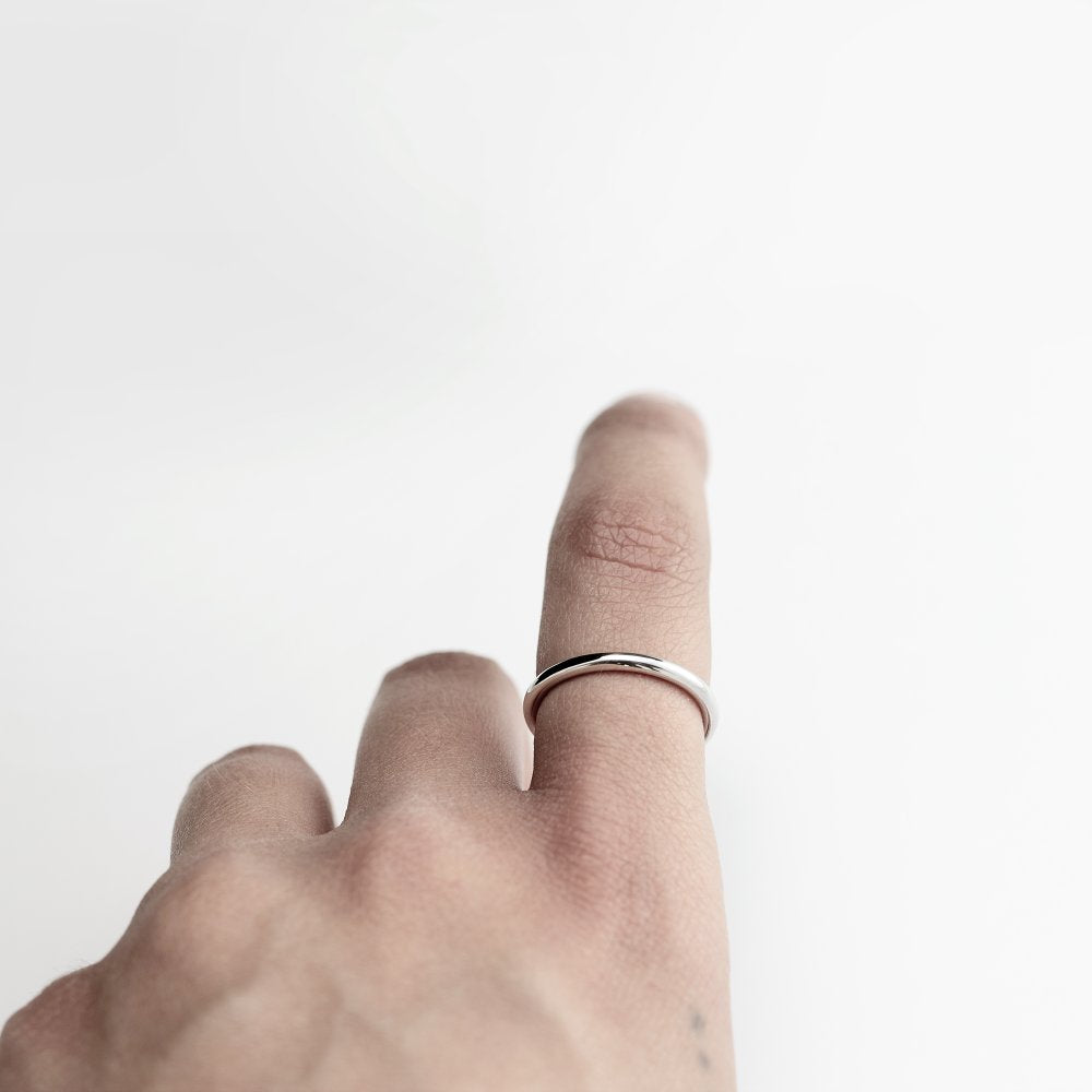 ESSENTIAL ROUND SILVER BAND RING