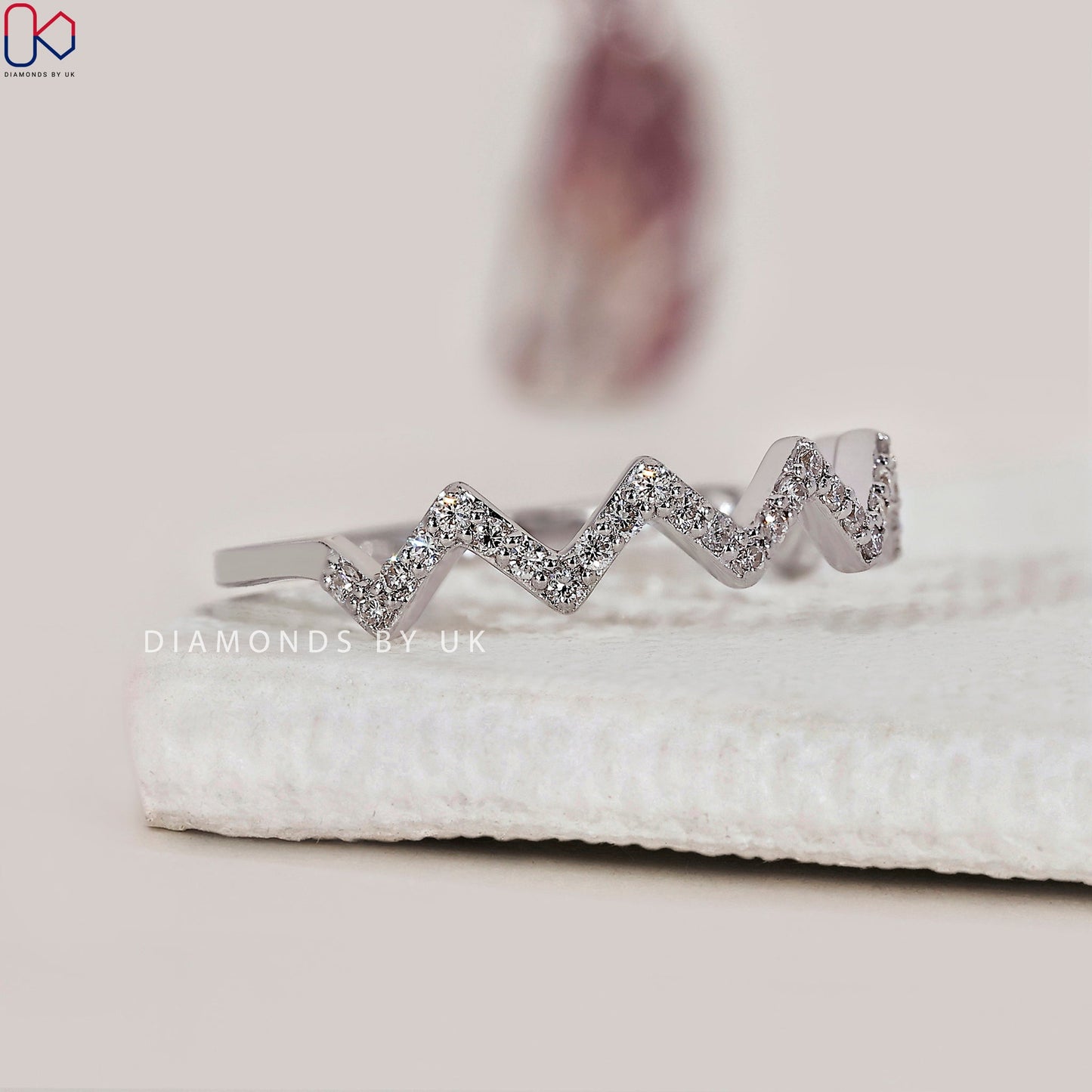 Round Cut Zig Zag Diamond Band