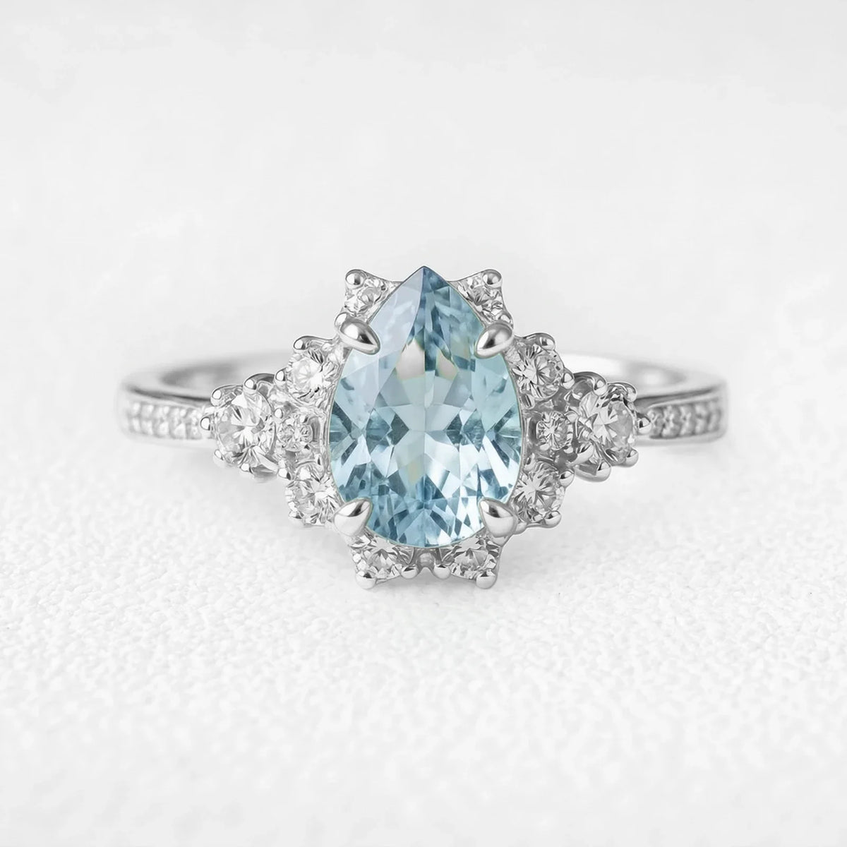 Cora‘s Lagoon | Pear Cut Aquamarine Halo Engagement Ring