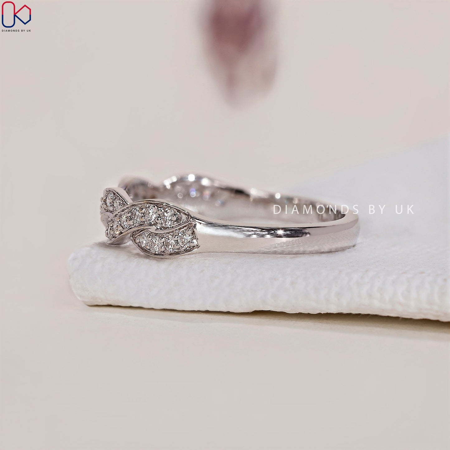 Twisted Wedding Band – Round Diamonds