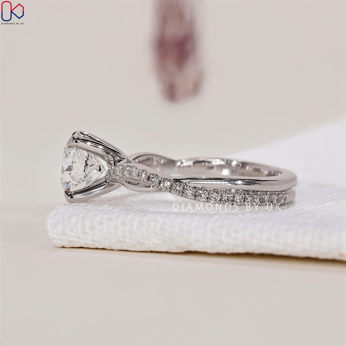 Round Diamond Ring - Twisted Pave Band