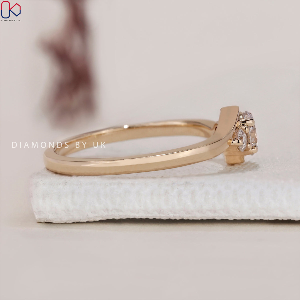 Gold Ring With Three Stones - Round Diamond