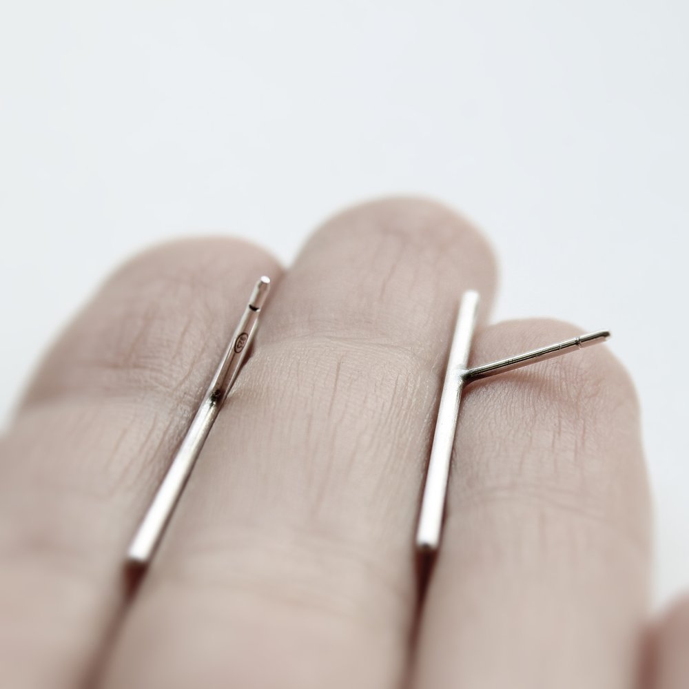 THIN LINE EARRING