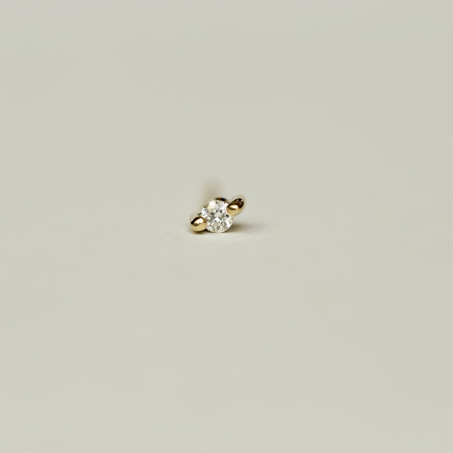WHITE DIAMOND STUD
