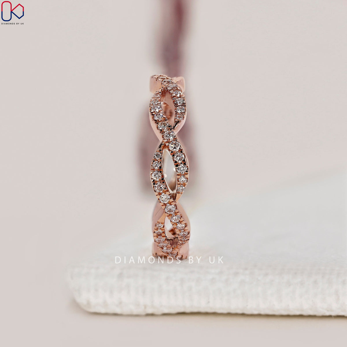 Round Cut Twisted Diamond Wedding Band