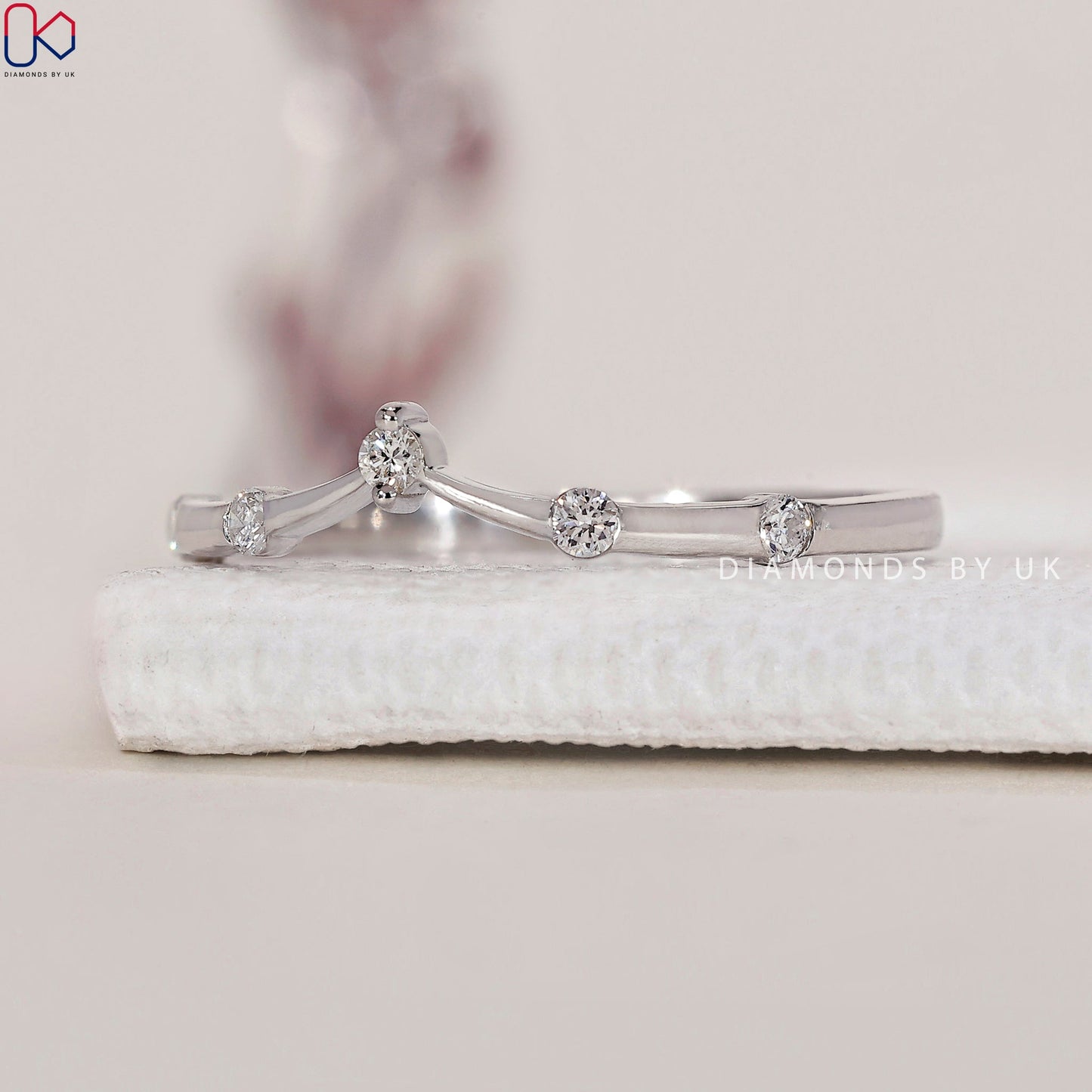 Curved Wedding Band – Round Diamond