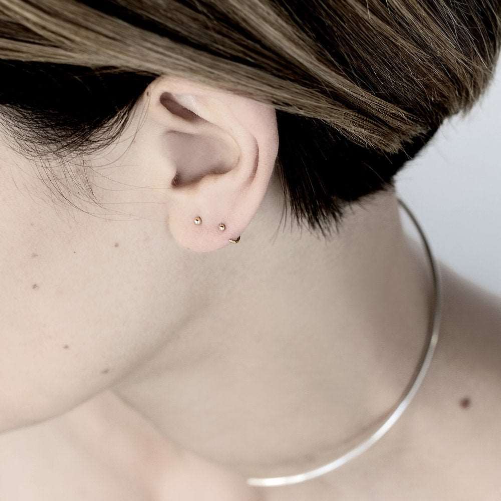 ESSENTIAL DOT GOLD STUD EARRING
