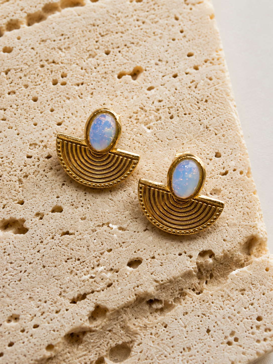 Boucles d'Oreilles Mahina | Pierre d'Opale & Demi-Lune Dorée – Univers Solaire