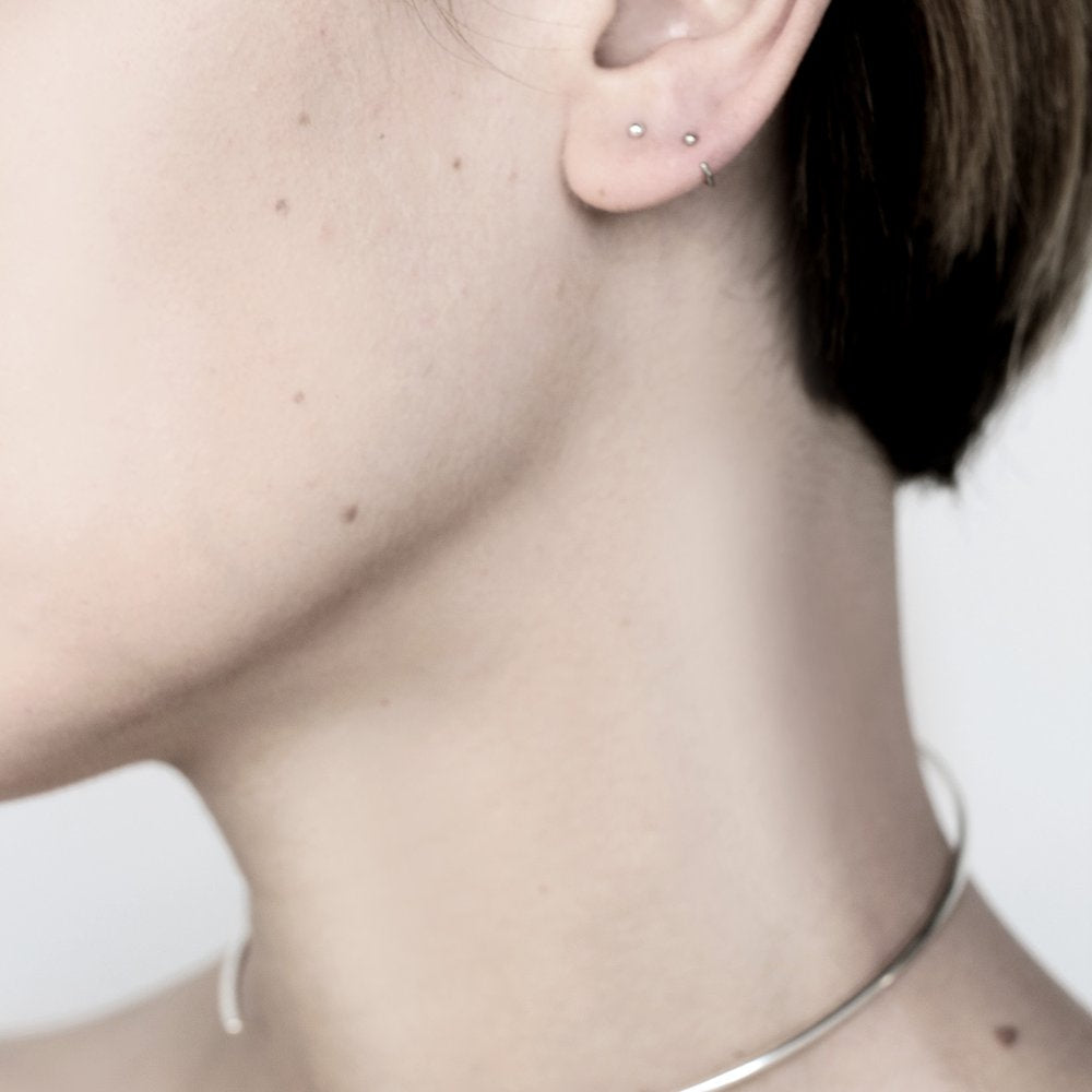 ESSENTIAL DOT SILVER HOOP EARRING