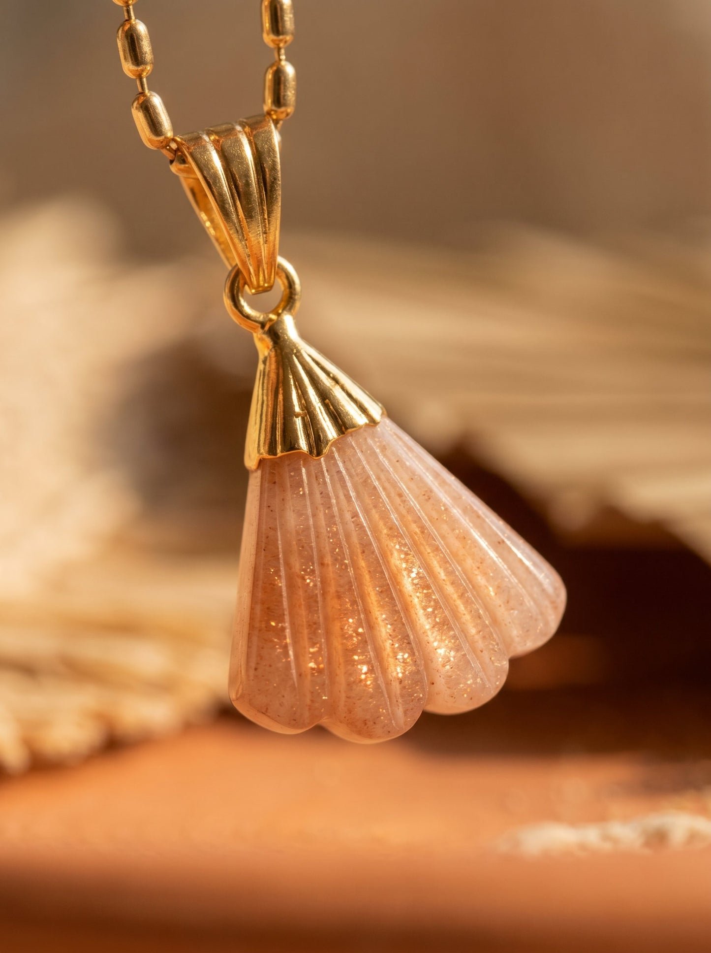 Collier CANDACE Solaire | Pendentif Éventail Pierre Sculptée – Univers Solaire