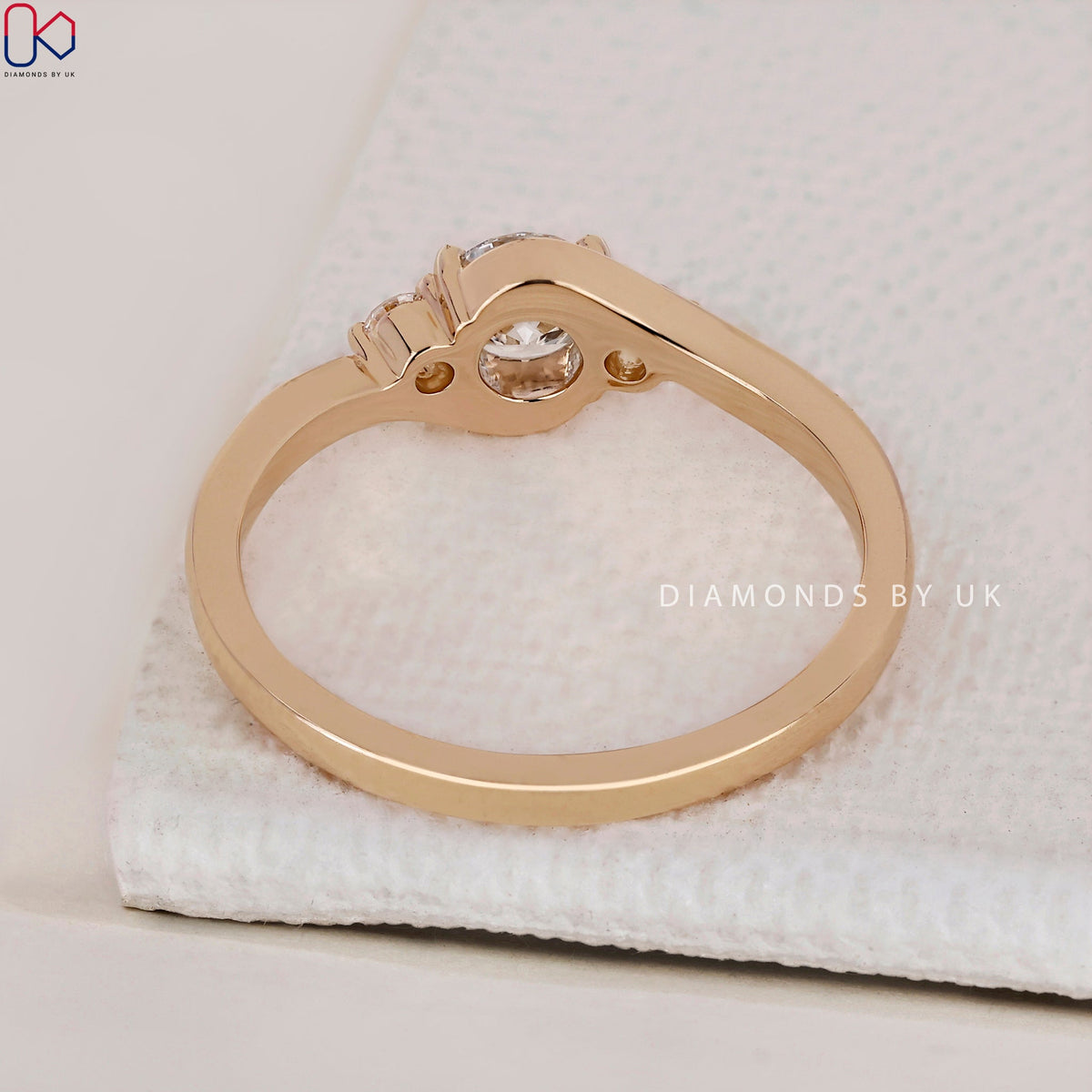 Gold Ring With Three Stones - Round Diamond
