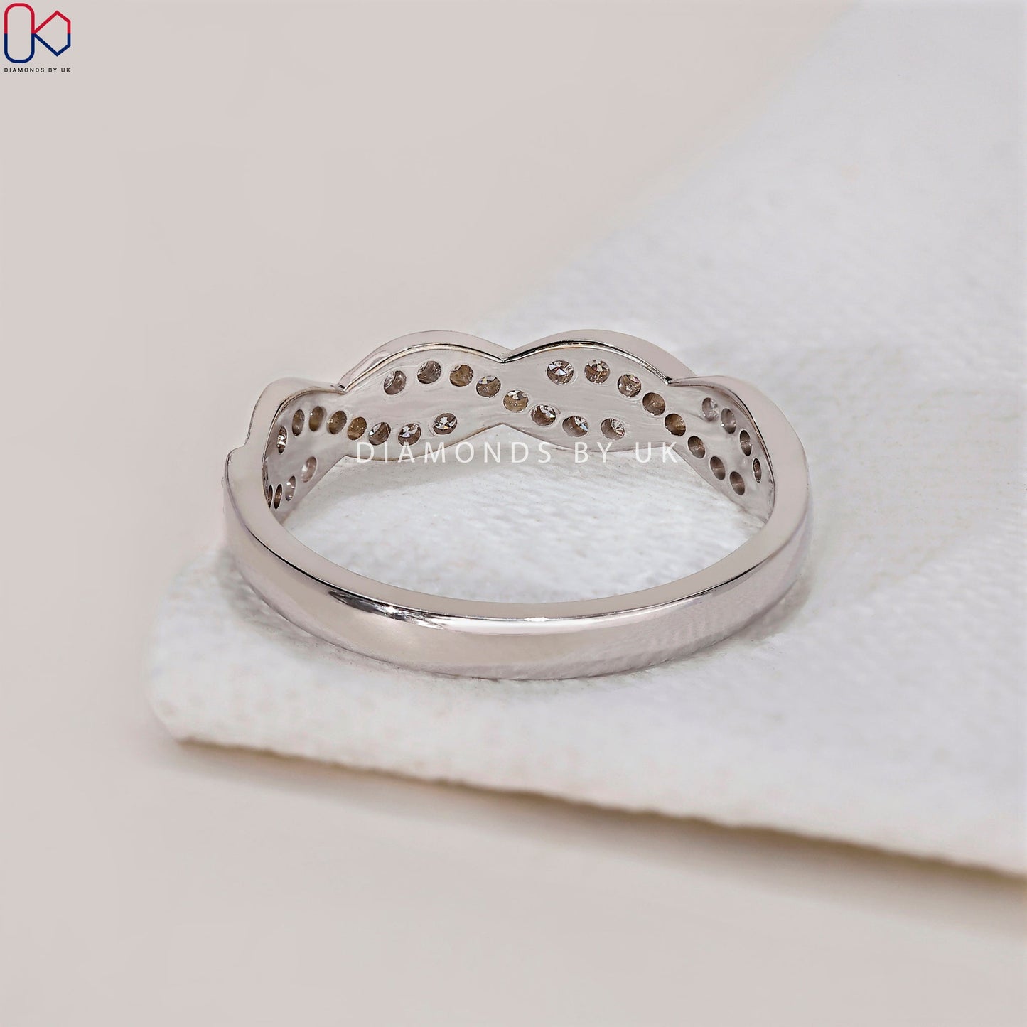 Twisted Wedding Band – Round Diamonds