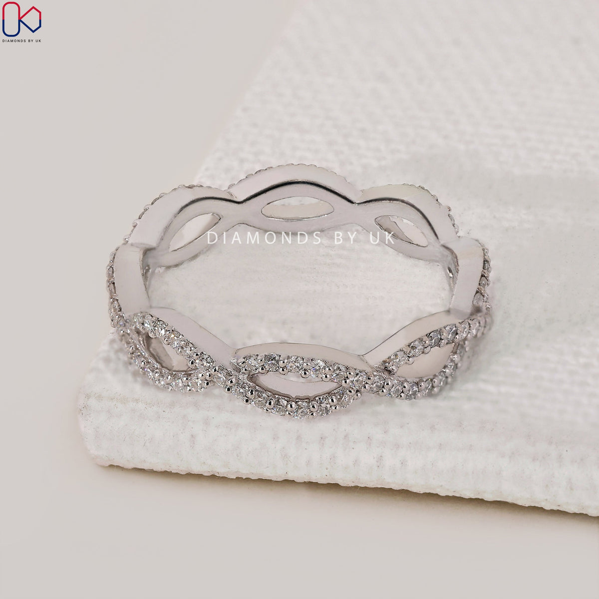 Round Cut Twisted Wedding Band