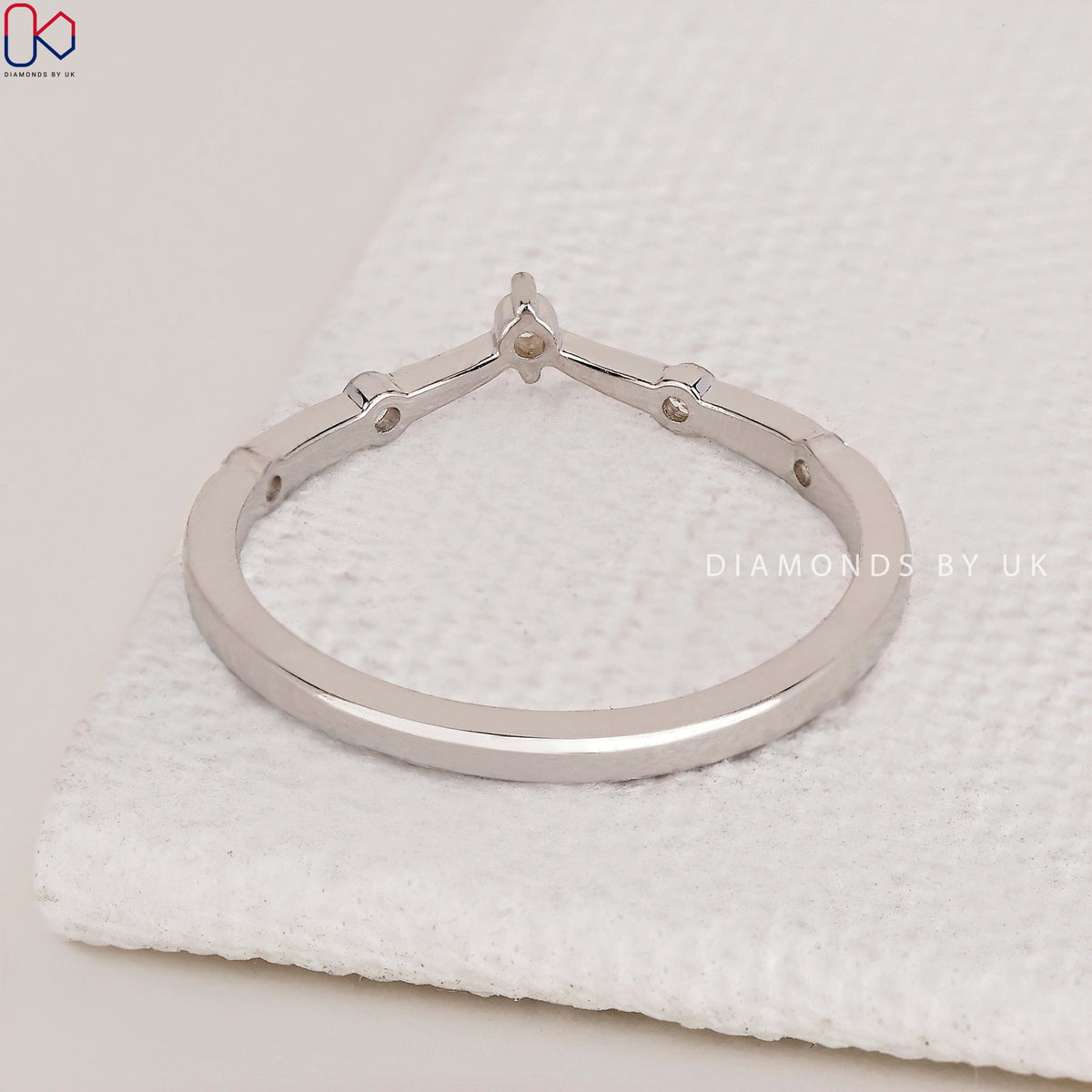 Curved Wedding Band – Round Diamond