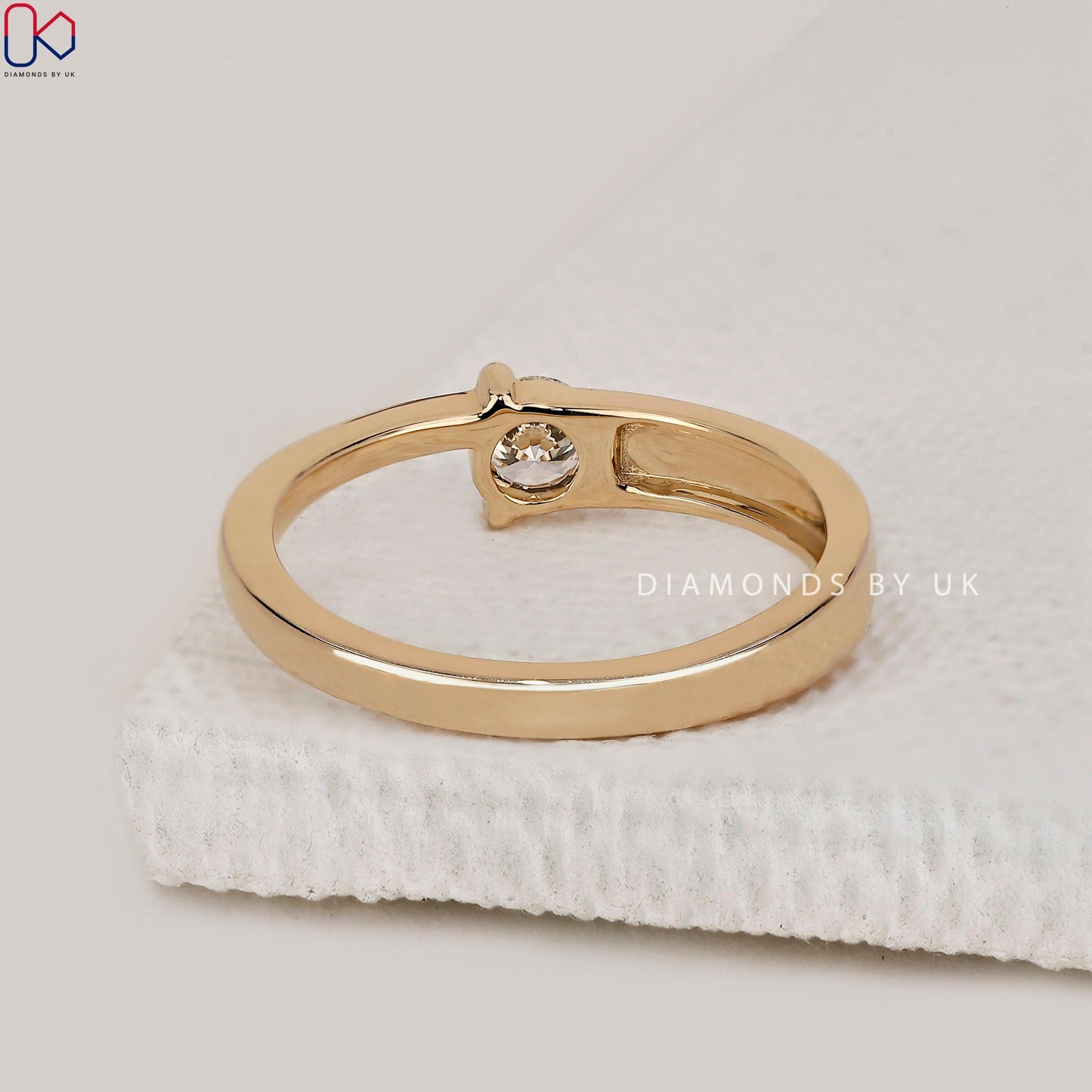 Round Cut Solitaire Engagement Ring