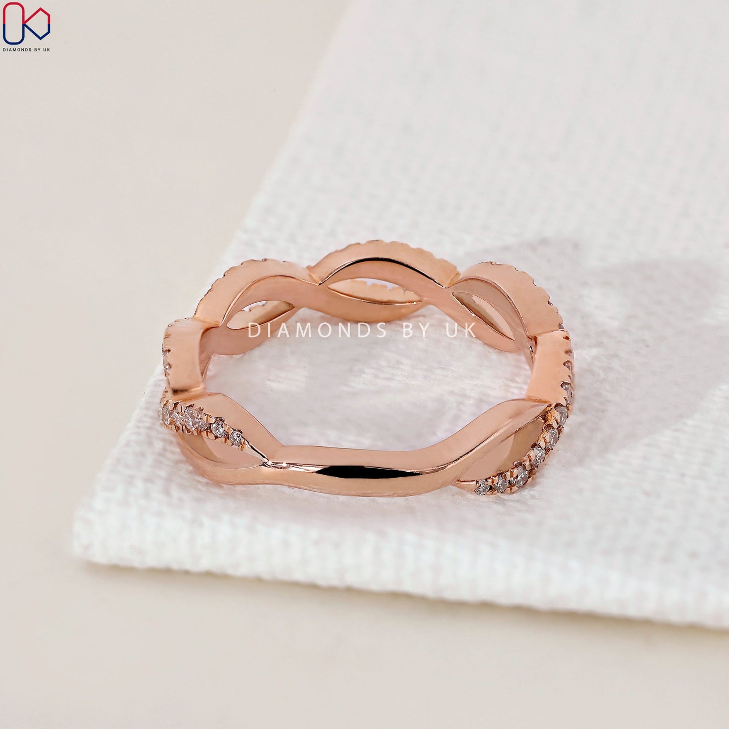Round Cut Twisted Diamond Wedding Band