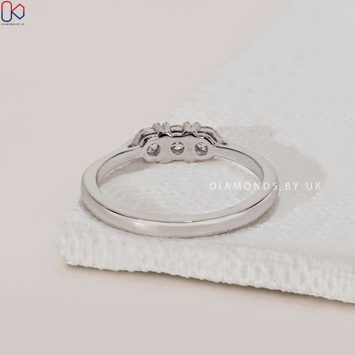 Round Diamond 3 Stone Band In White Gold