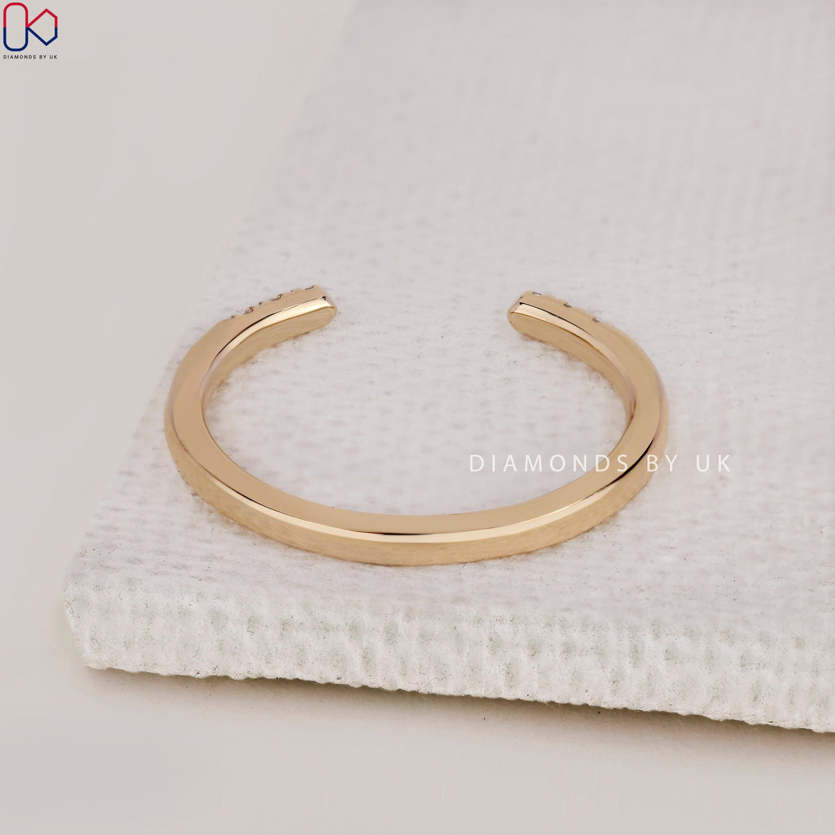 Round Cut Diamond Open Gap Wedding Band