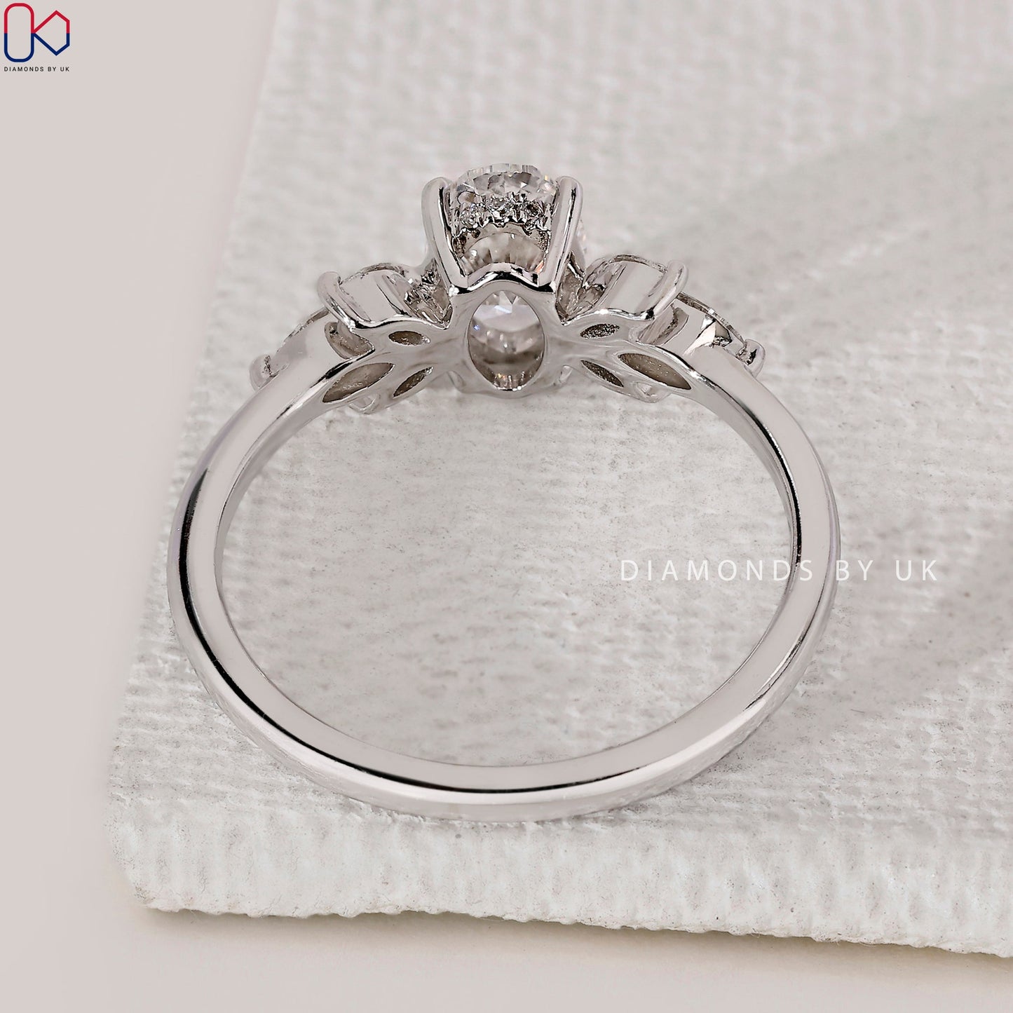 Oval Cut Diamond Ring With Muse Setting