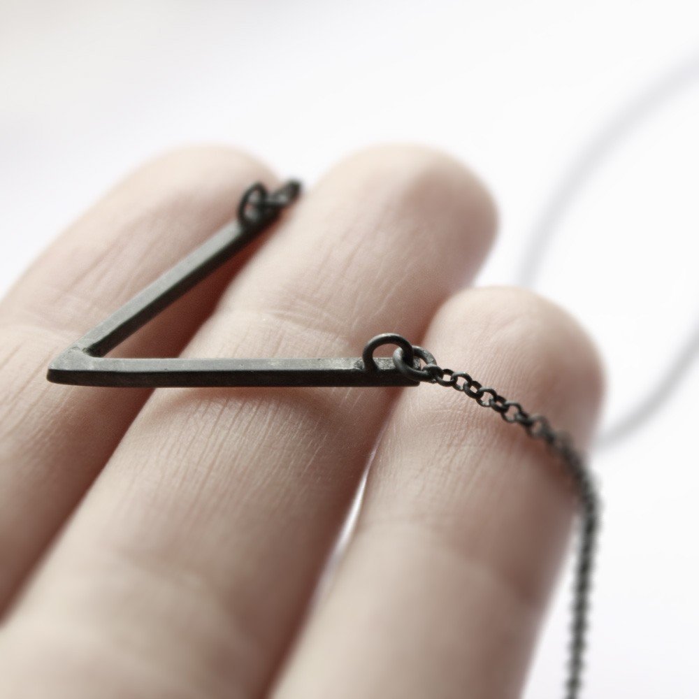 V NECKLACE