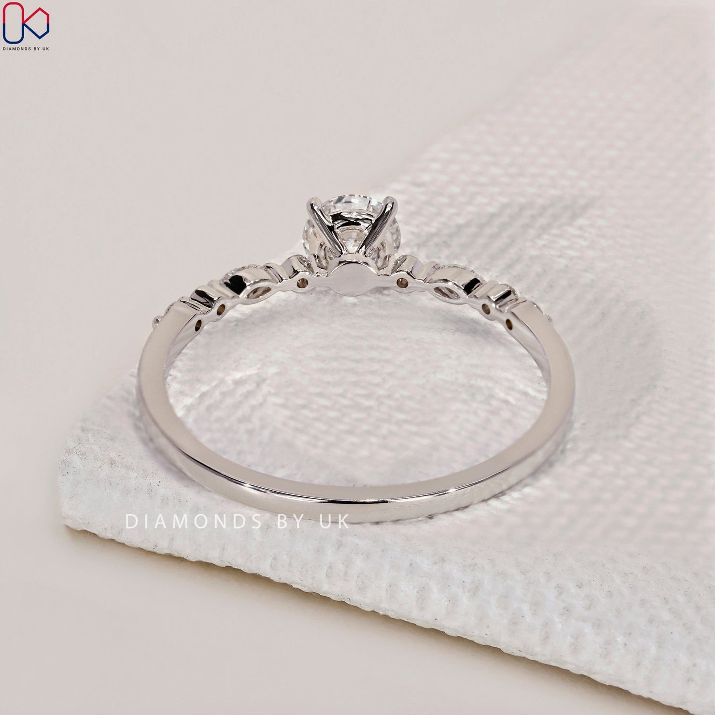 White Gold Engagement Ring - Round Diamond
