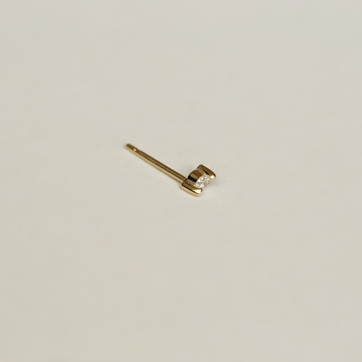 WHITE DIAMOND STUD