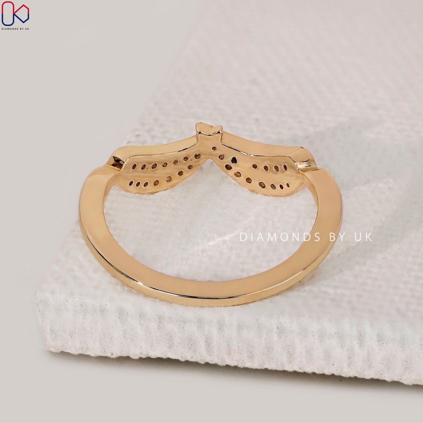 Round Diamond Leaf Ring In Yellow Gold