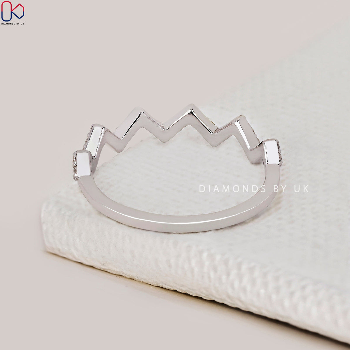 Round Cut Zig Zag Diamond Band