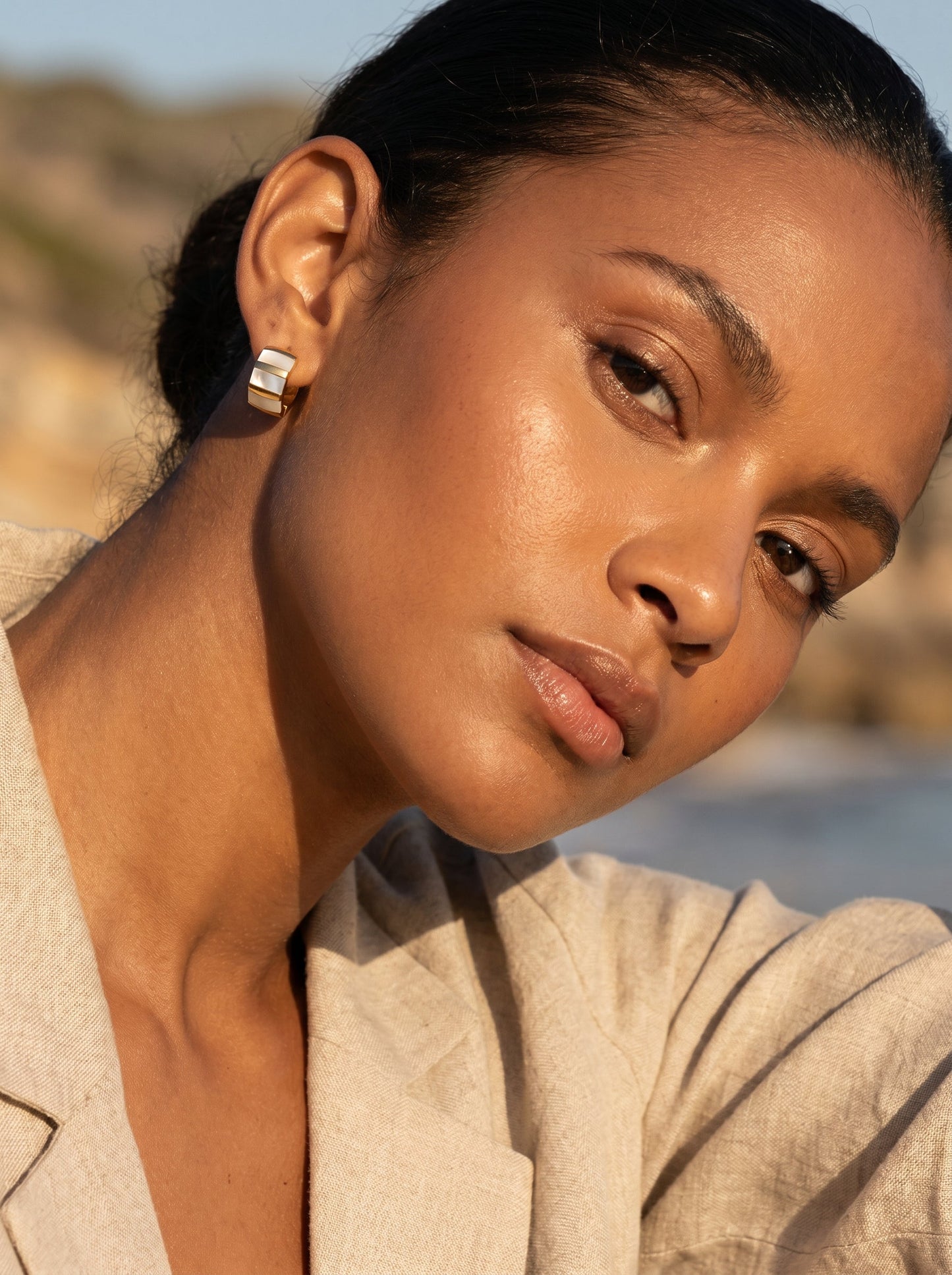 Mini Créoles Alba — Nacre & Or 24k | Univers Solaire