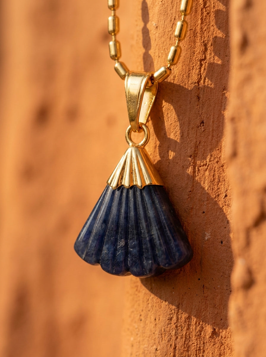 Collier CANDACE Aqua | Pendentif Éventail Pierre Sculptée – Univers Aquatique