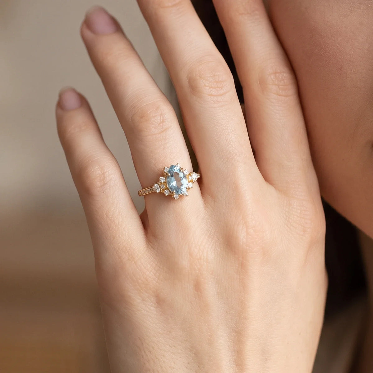 Cora‘s Lagoon | Pear Cut Aquamarine Halo Engagement Ring