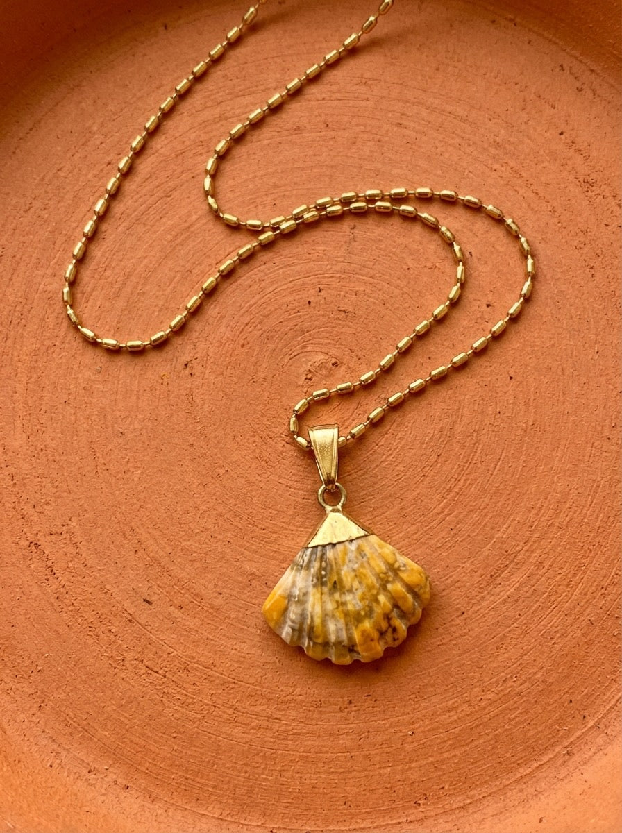 Collier CANDACE Solaire | Pendentif Éventail Pierre Sculptée – Univers Solaire