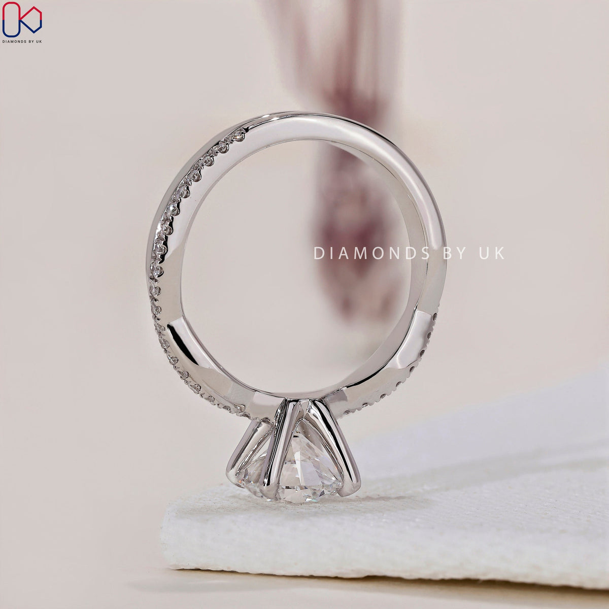 Round Diamond Ring - Twisted Pave Band