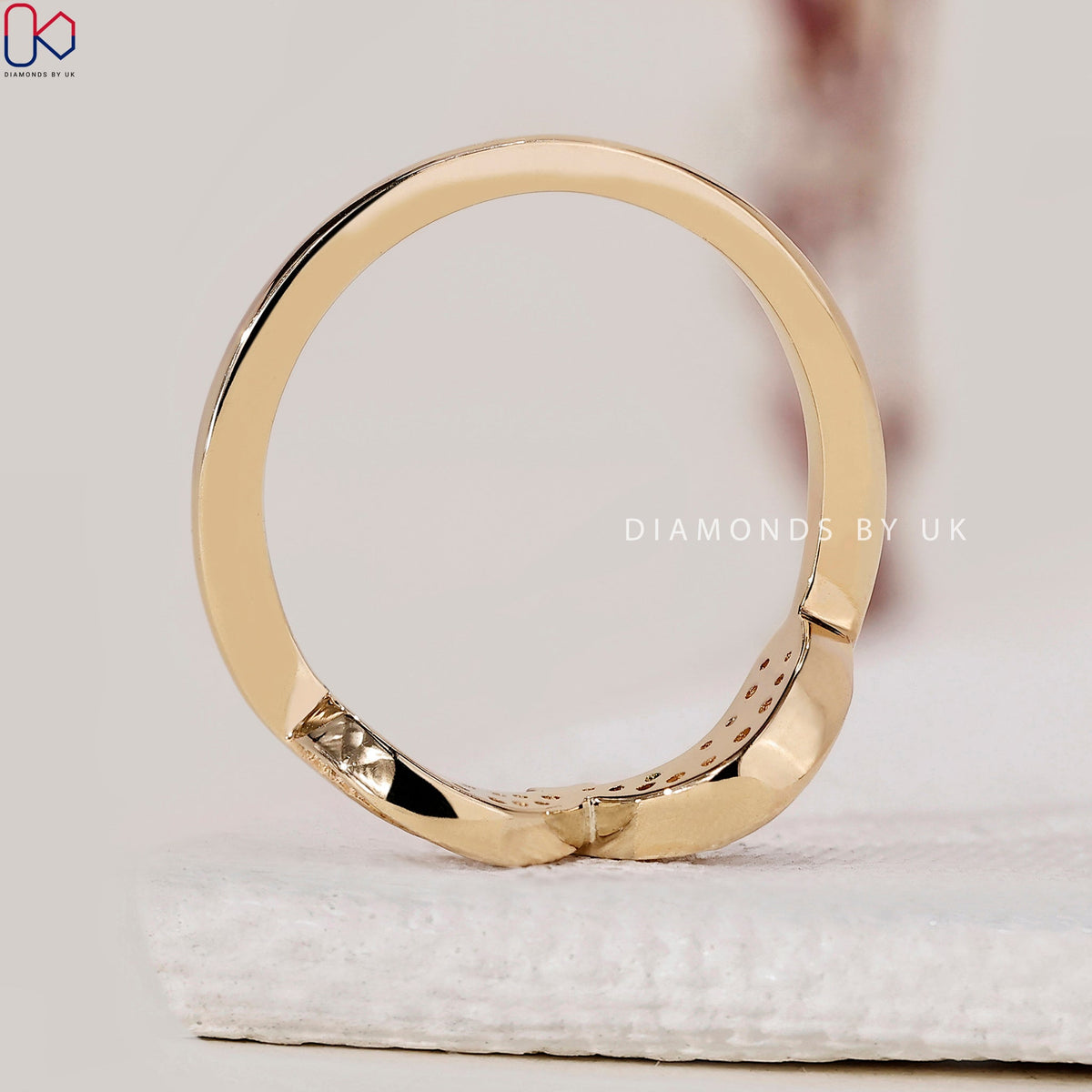 Round Diamond Leaf Ring In Yellow Gold