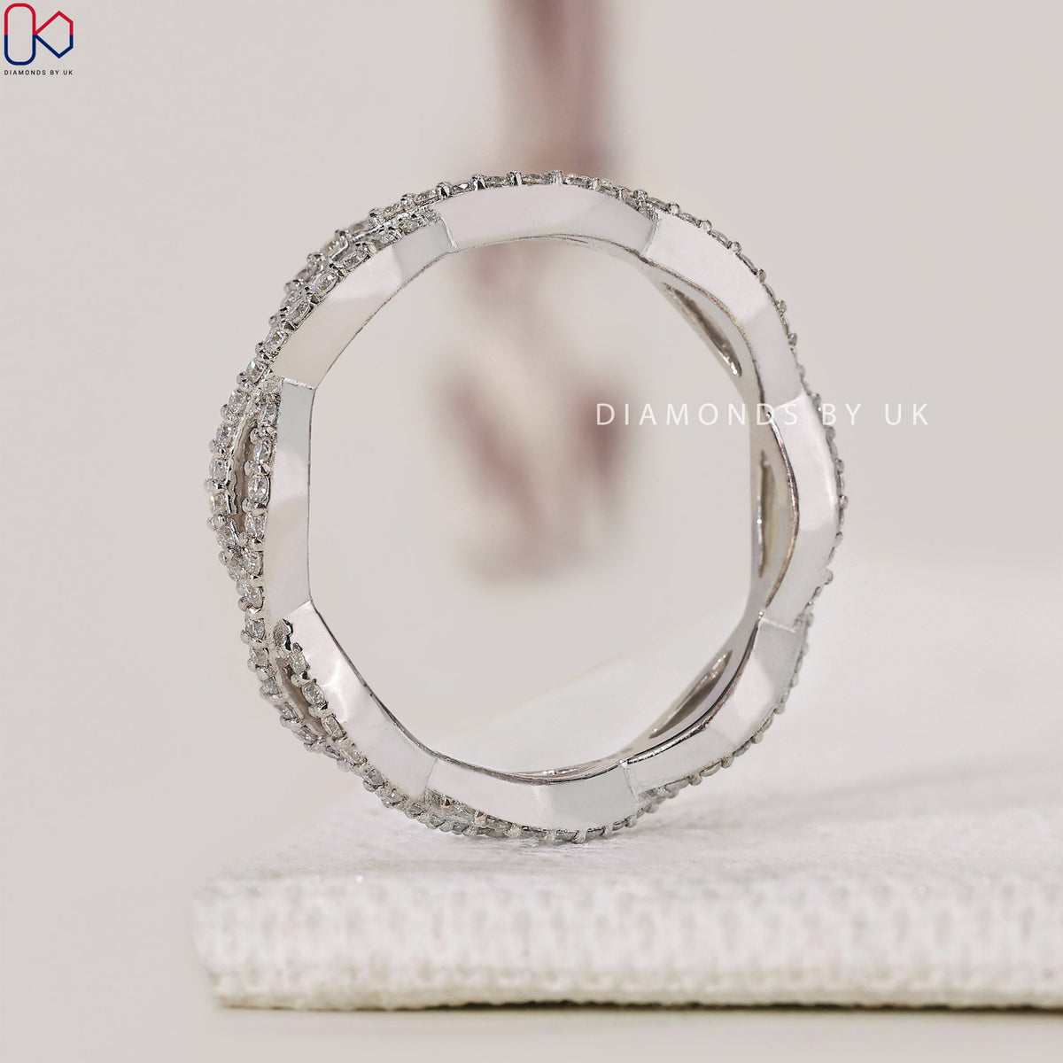 Round Cut Twisted Wedding Band