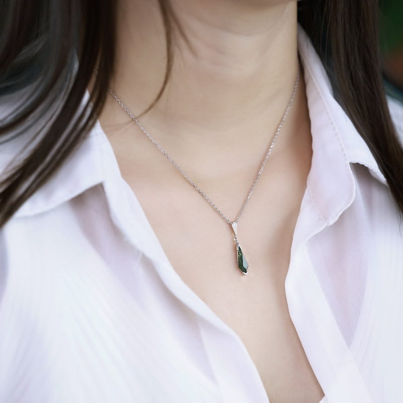 The Aurora Kite â€?Kite-Cut Green Moss Agate Necklace