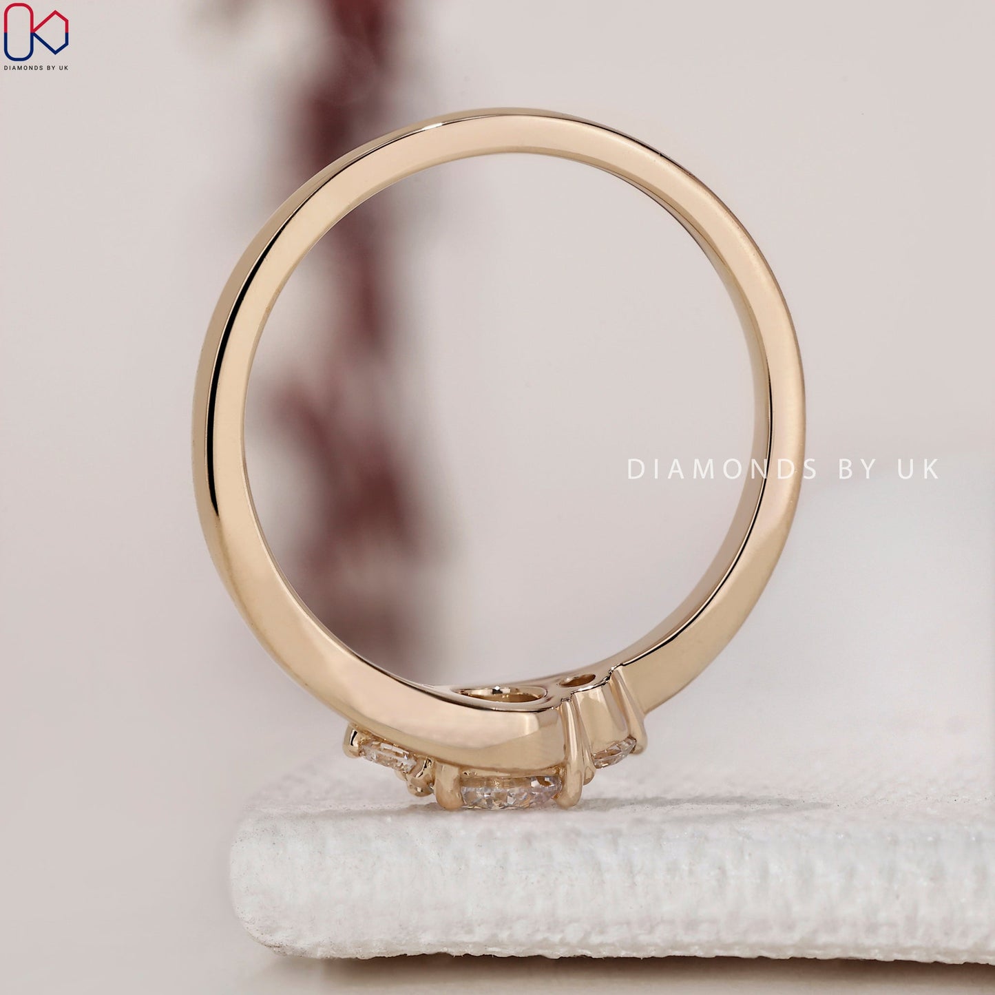 Gold Ring With Three Stones - Round Diamond