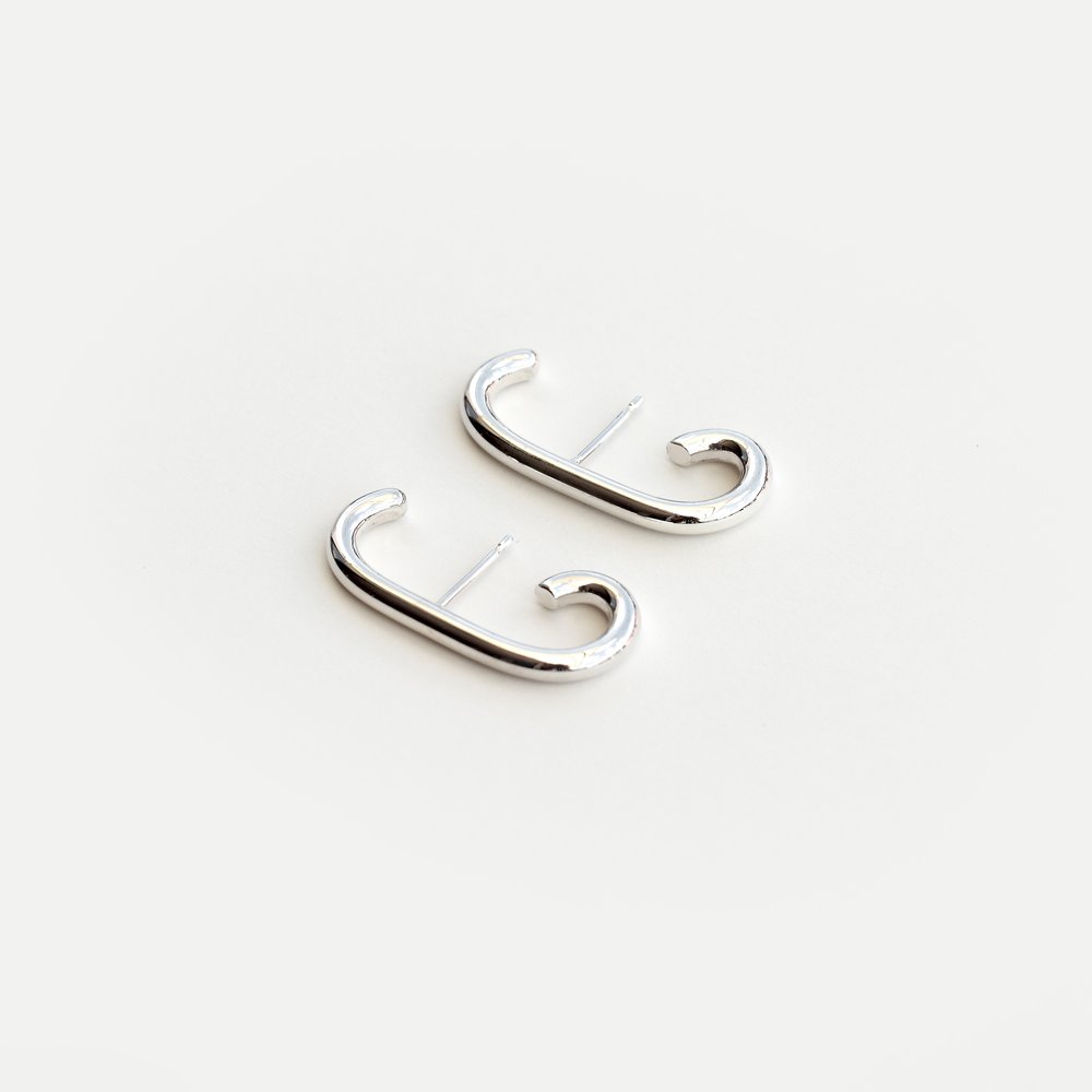 BOLD HUG EARRING