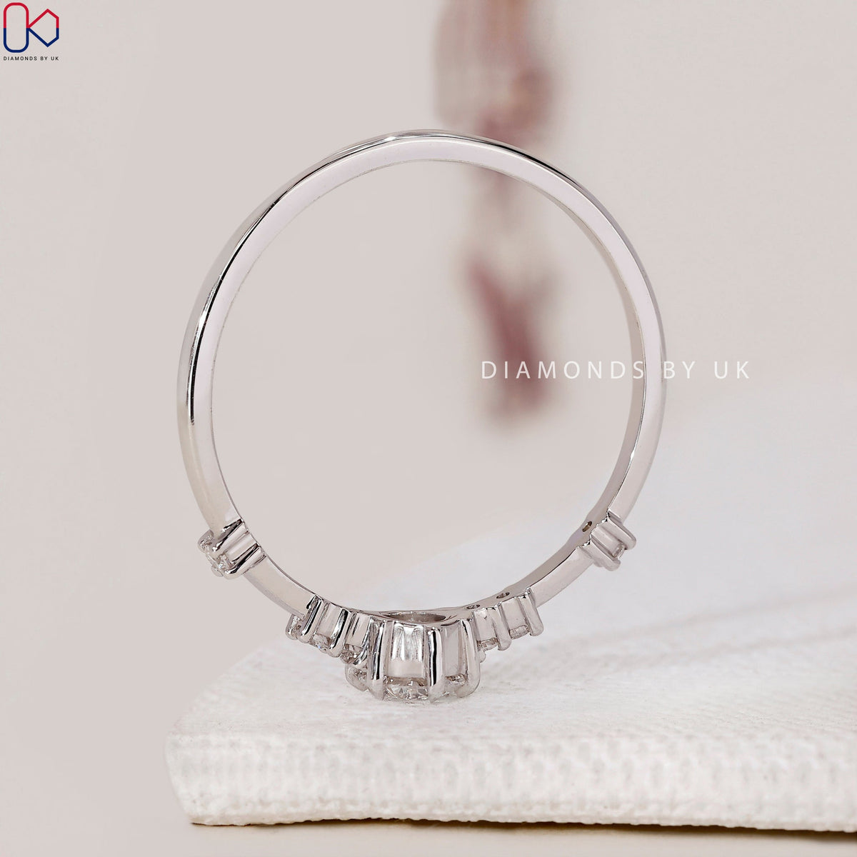Round Diamond Engagement Ring – Muse Setting