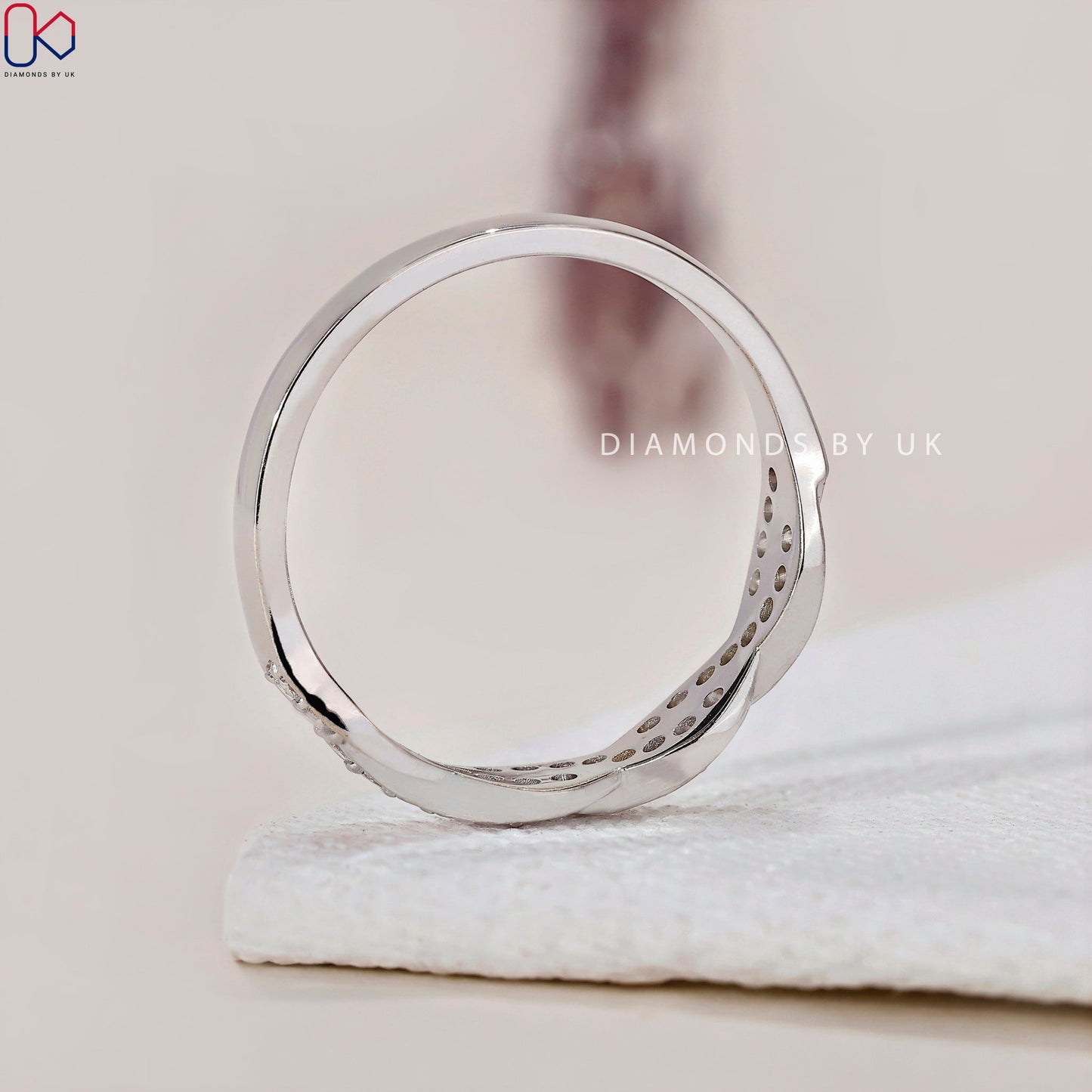 Twisted Wedding Band – Round Diamonds
