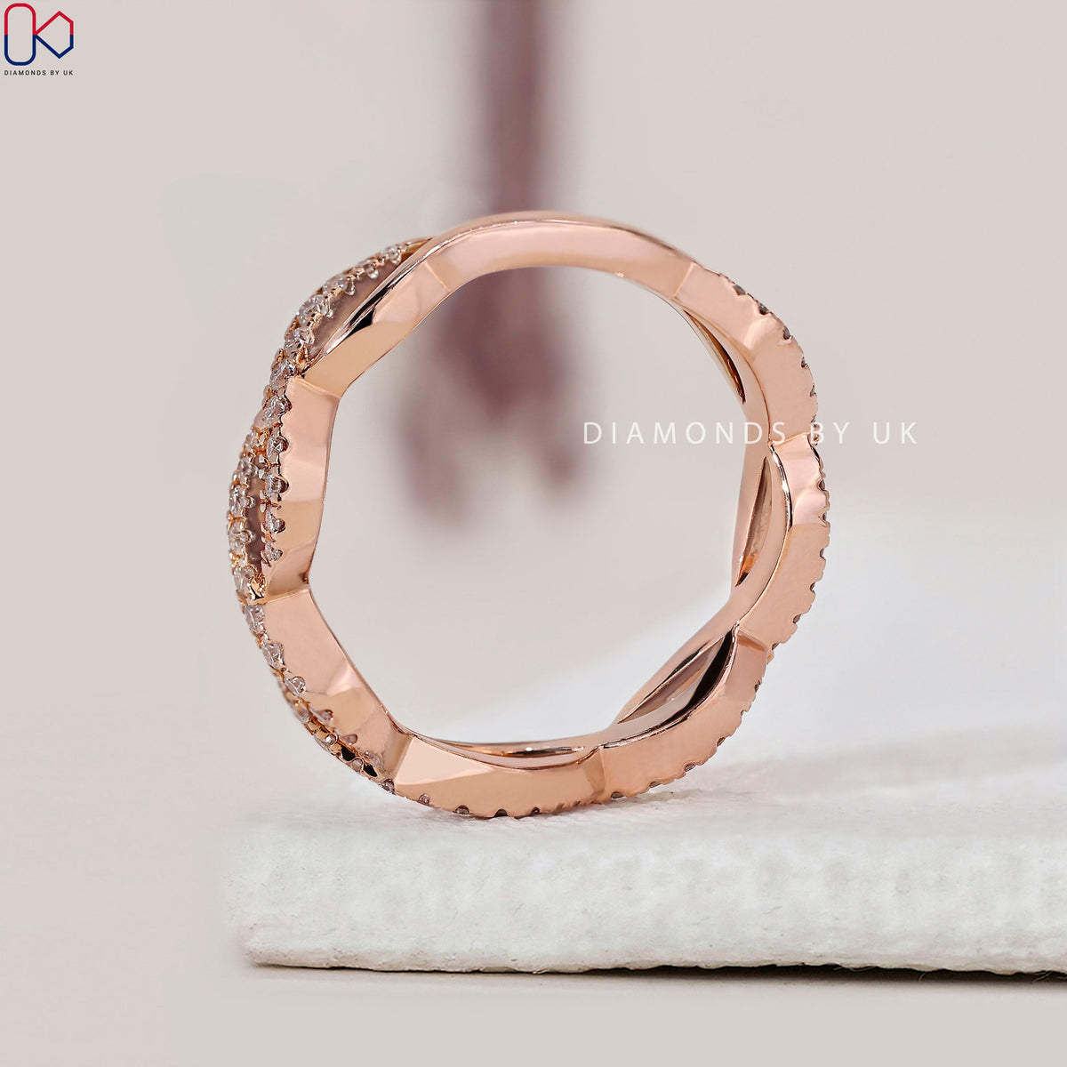 Round Cut Twisted Diamond Wedding Band