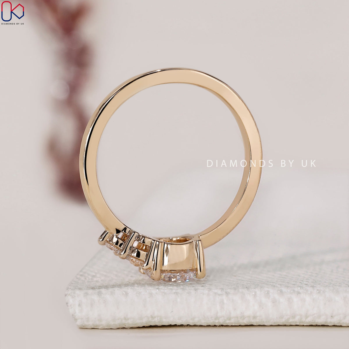 Yellow Gold Engagement Ring - Round Diamond