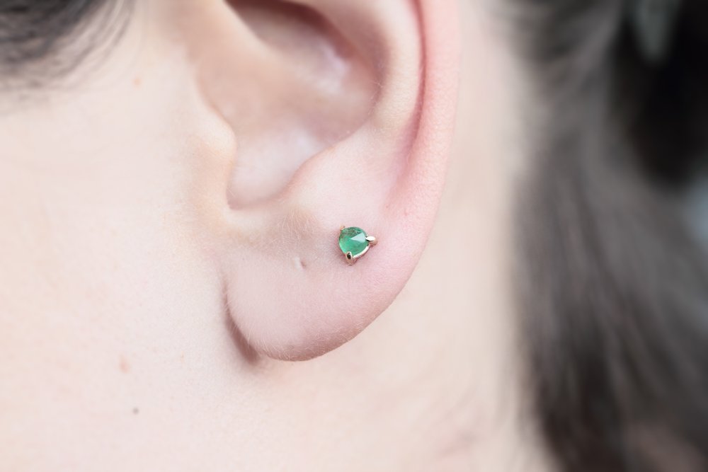 VERDANT EMERALD GOLD STUD EARRING