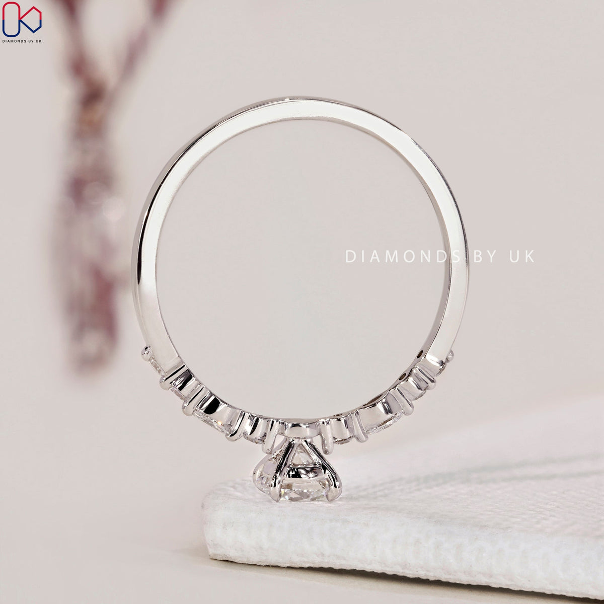 White Gold Engagement Ring - Round Diamond