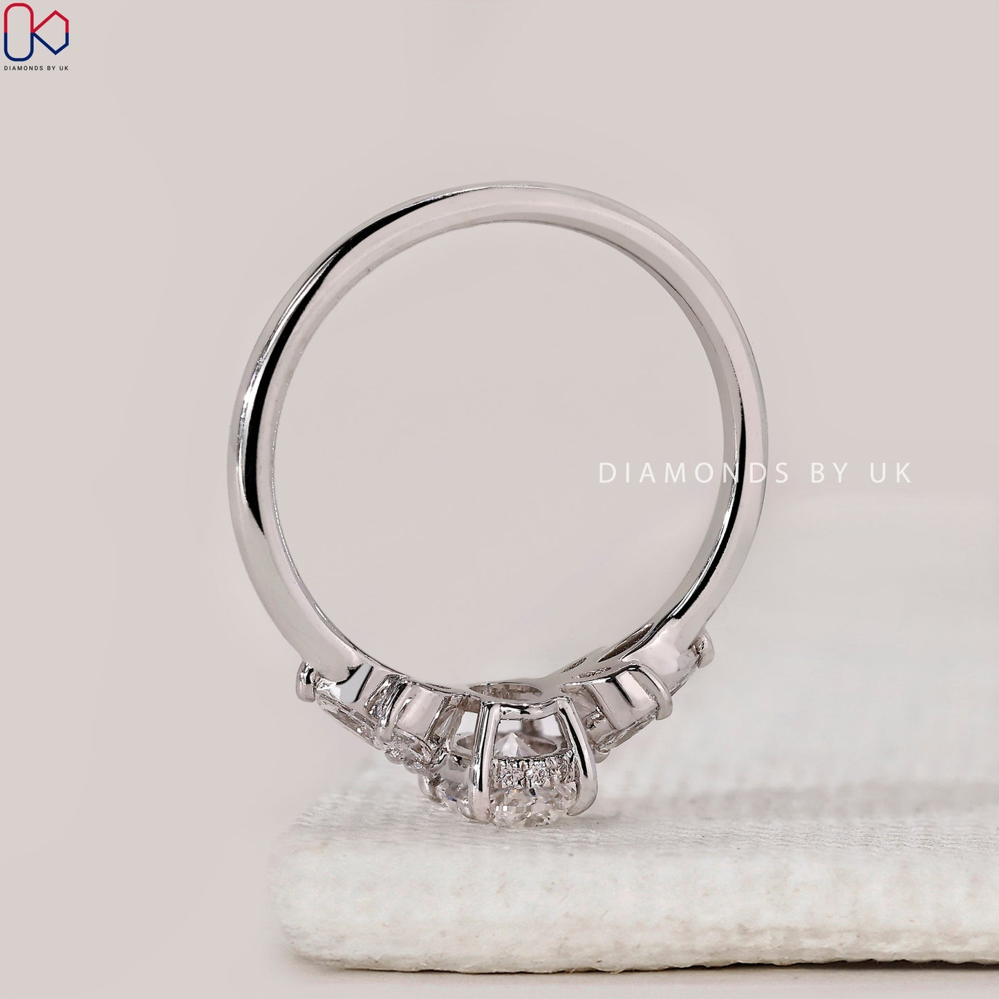 Oval Cut Diamond Ring With Muse Setting