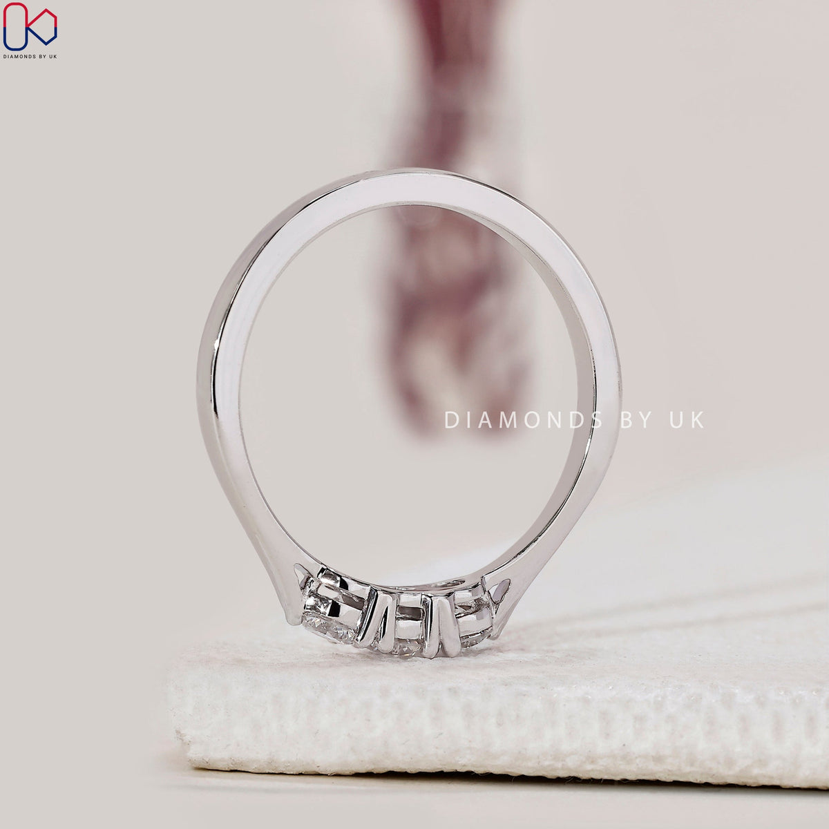 Round Diamond 3 Stone Band In White Gold