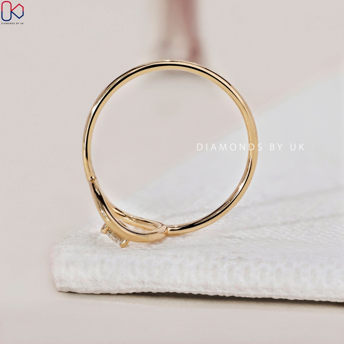 Round Diamond Open Circle Ring