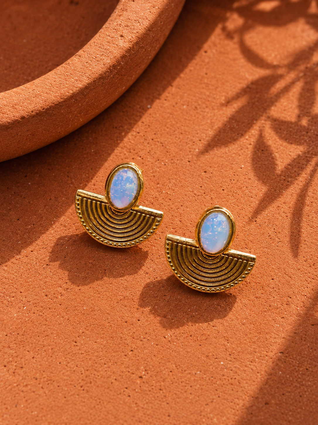 Boucles d'Oreilles Mahina | Pierre d'Opale & Demi-Lune Dorée – Univers Solaire
