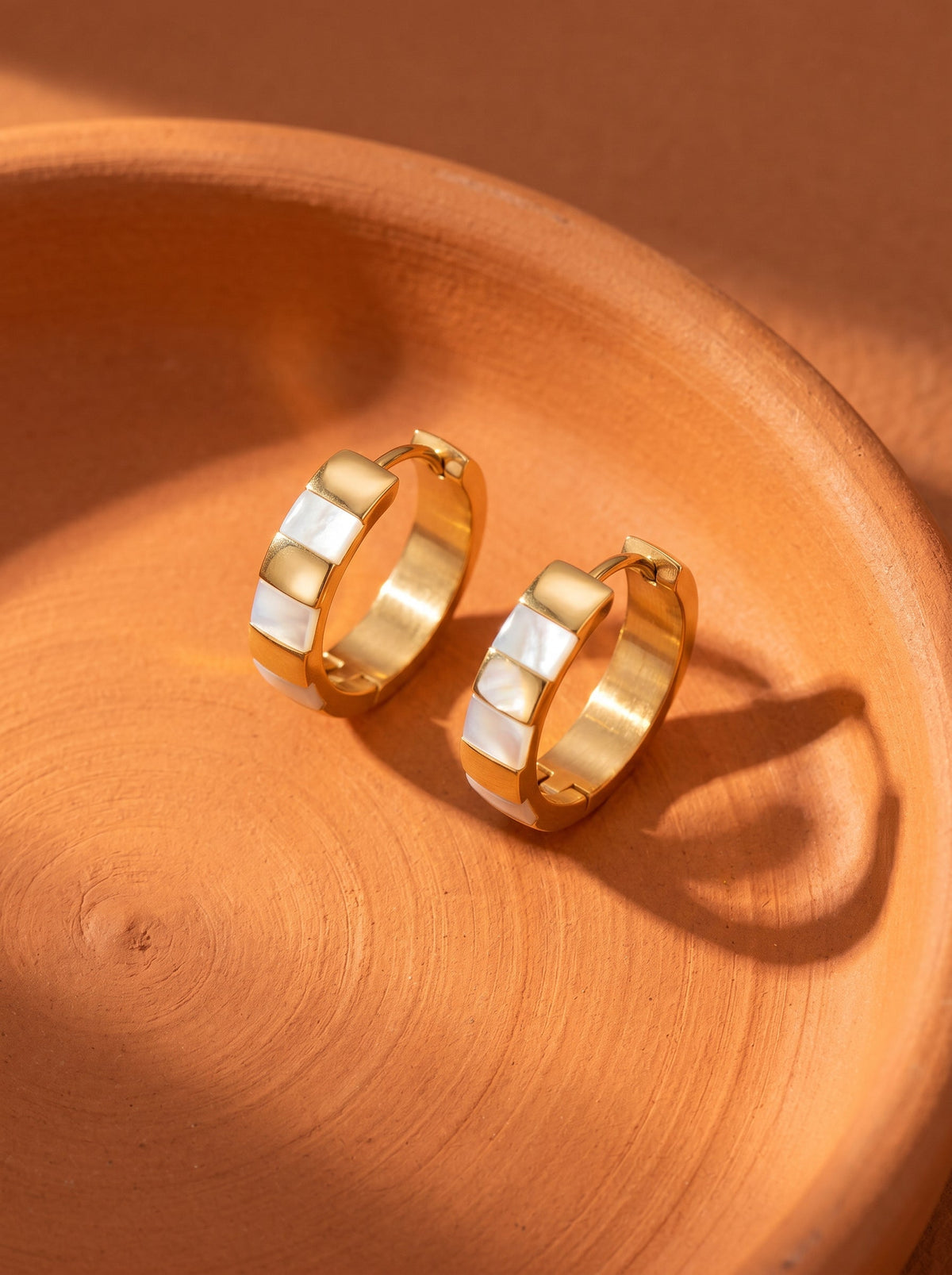 Créoles Alba — Nacre & Or 24k | Univers Solaire